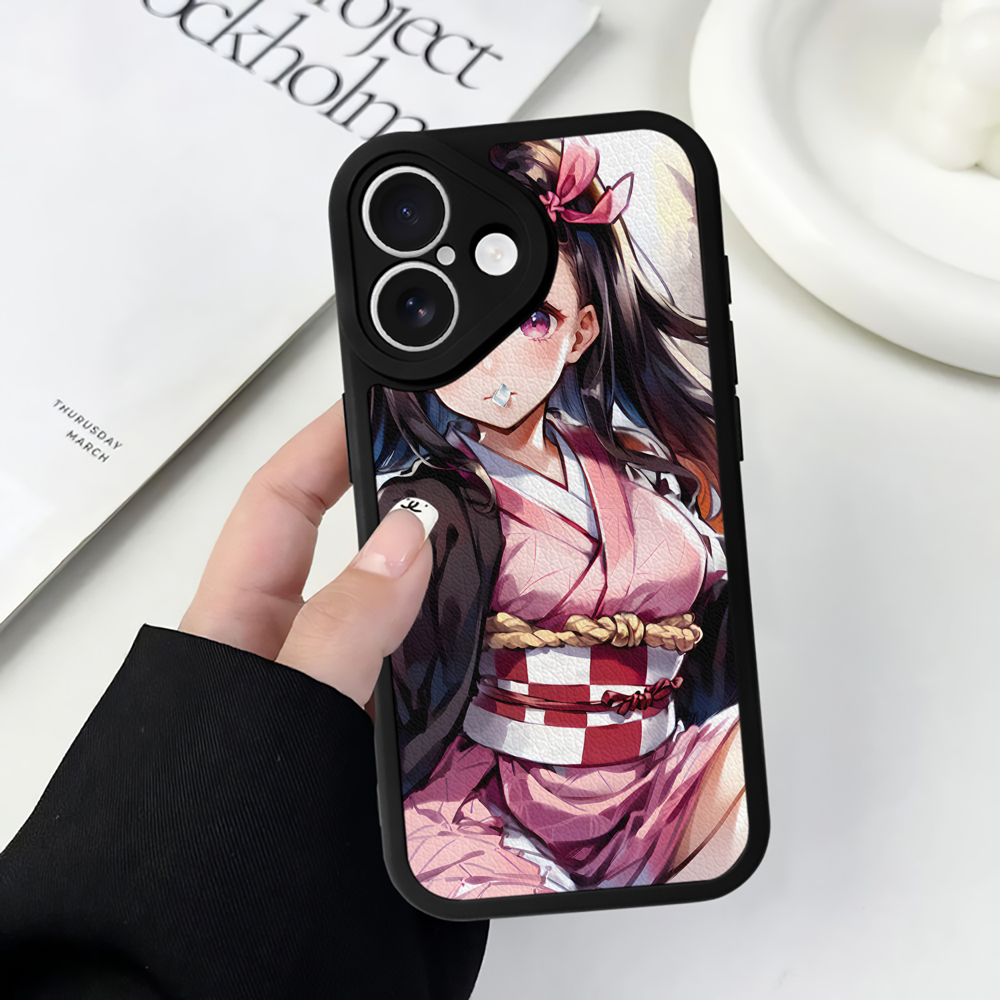 （画像用） 鬼滅の刃（きめつのやいば）竈門 禰󠄀豆子／かまど ねずこ Kamado Nezuko 【iPhone 16シリーズ対応】シリコンスマホケース（レザー調） 材質：シリコン